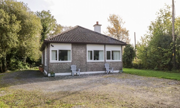 Ballinrobe Cottage | LAKESIDE, pet friendly, with open fire in Ballinrobe, County Mayo