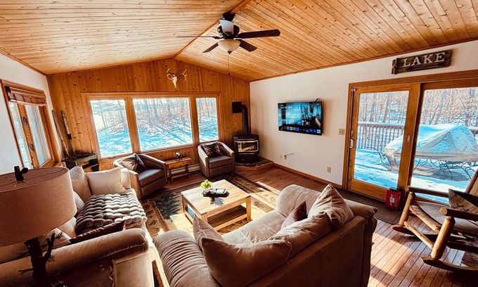 Brainerd House | Lakeside retreat at Blue Heron Hideaway on Red Sand Lake