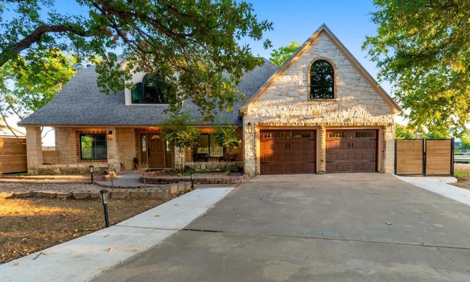 Granite Shoals House | Lakeside Serenity