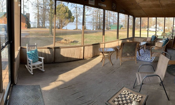 Wynnburg Cabin | Lakeside View Lodge overlooking beautiful Reelfoot Lake