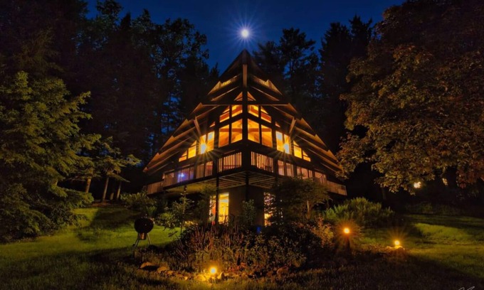 Merrimac Cabin | Lakeview Cabin > Unique Mid-Century Tucked in Bluff