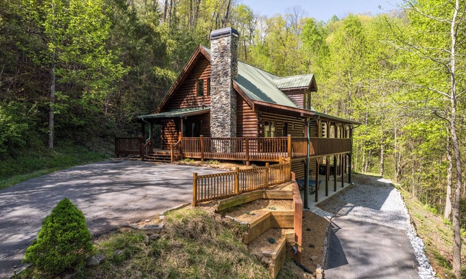 Dahlonega Cabin | Lakeview Lodge-HotTub/Lake/Dog Friendly/Ping-Pong/5-Beds/4-Baths!