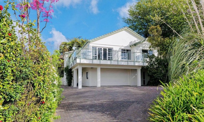 Rotorua Villa | Lakeview Mountain-view 3BR Home close to Rotorua Centre