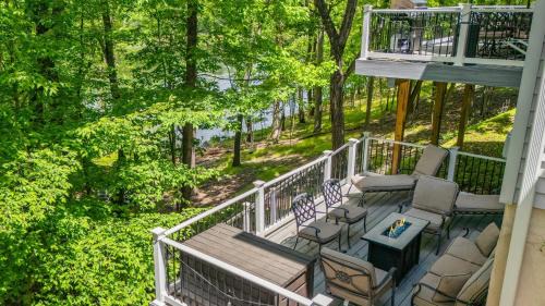 East Stroudsburg House | Lakeview Retreat w Kayaks Game Room Firepits Gated Community w Lake Beach Access