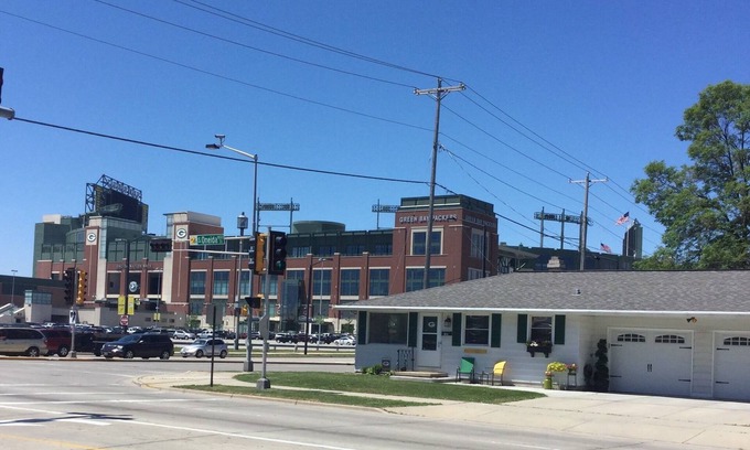 Green Bay House | Lambeau Field, Resch Center Concerts, Titletown Rental, Packer rental, Green Bay