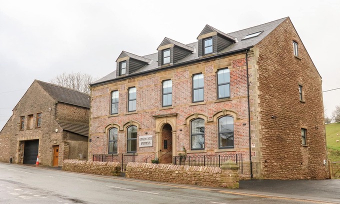 Kirkby Stephen Apartment | LAMMERSIDE, with hot tub in Kirkby Stephen