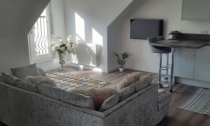 Larkhall Apartment | Lanarkshire Apartment- Views- Sleeps 4- Balcony