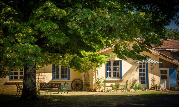 Bayac House | Landelijke Gîte met Ruime Omheinde Tuin