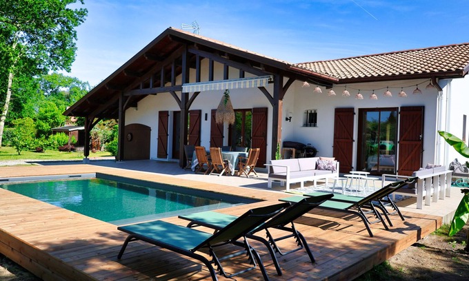 Tosse House | Landes villa in large wooded park