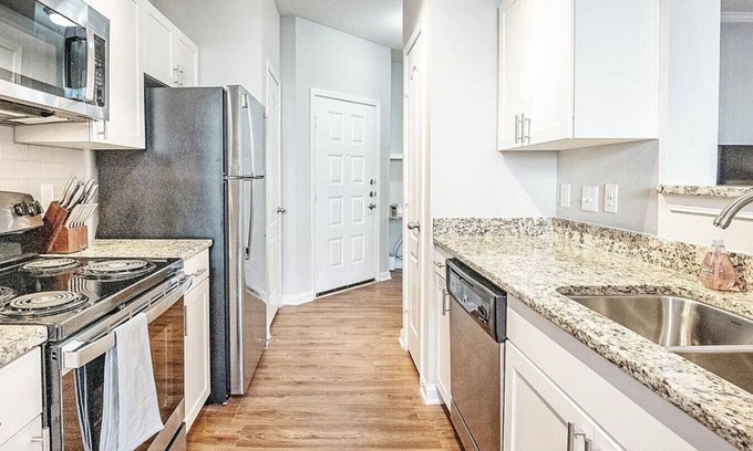 Mount Pleasant Apartment | Landing at Belle Hall Apartments - 1 Bedroom in Downtown Mount Pleasant