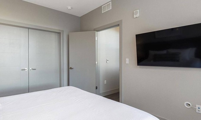 Overland Apartment | Landing at Encore Evans Station - 1 Bedroom in Overland