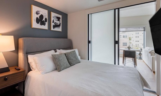 Fillmore District Apartment | Landing at Konrad on the Park - 1 Bedroom in Cathedral Hill
