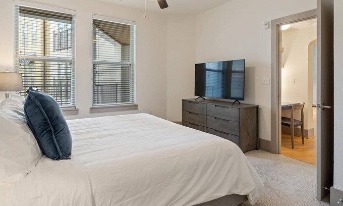 Cityplace Apartment | Landing at The Monterey by Windsor Apts - 1 Bedroom in Cityplace