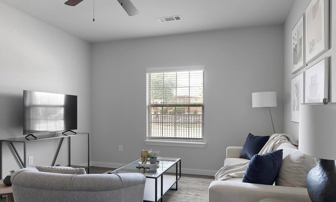 Dallas Apartment | Landing | Modern 1BD, Gym, Pool