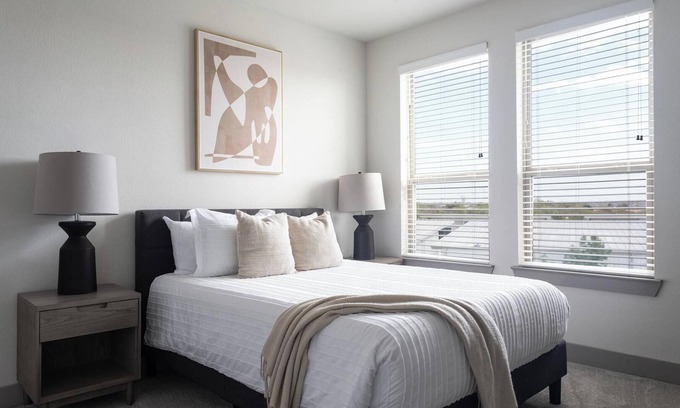 Manor Apartment | Landing | Modern 1BD, Pool, Courtyard