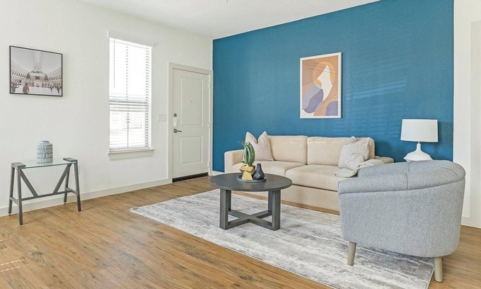 Waller Apartment | Landing | Spectacular 3BD, Pool, Gym
