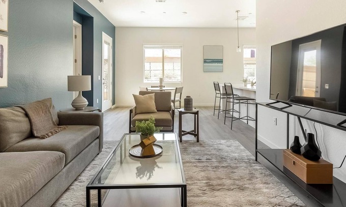 Oro Valley Apartment | Landing | Spectacular 2BD, Pool