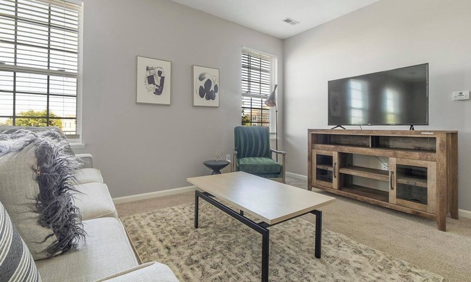 Canal Winchester Apartment | Landing | Stunning 1BD, Clubhouse, Gym