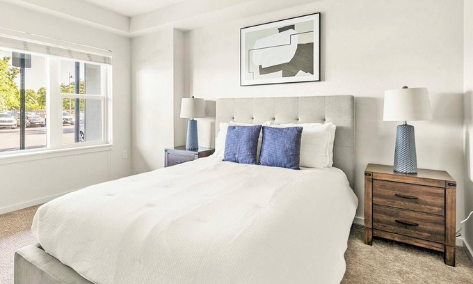 Hayden Island Apartment | Landing | Stunning 1BD, Gym, Pool