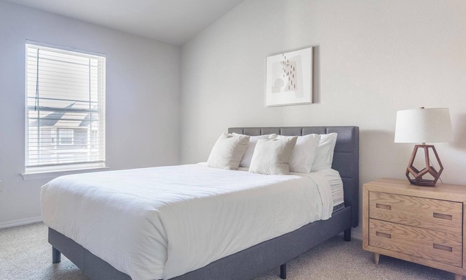 Broken Arrow Apartment | Landing | Stylish 1BD, Courtyard, Pool