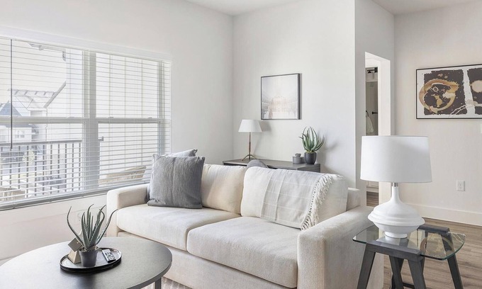 Venus Apartment | Landing | Stylish 2BD, Gym, Pool