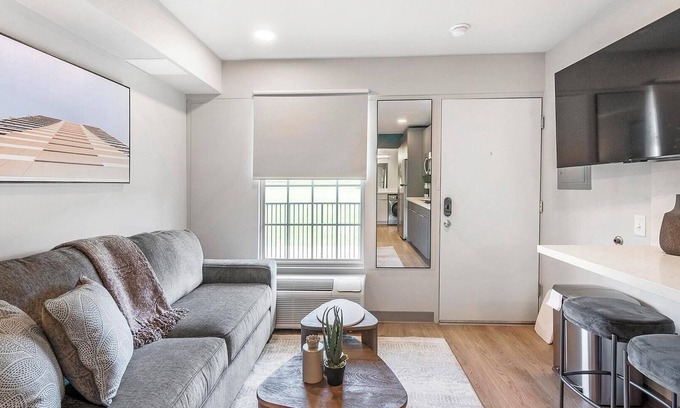 Hermitage Apartment | Landing | Stylish Studio in Downtown Hermitage