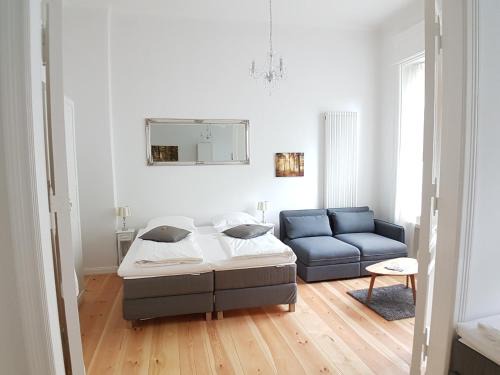 Schoeneberg Apartment | LANG Re by ROCKCHAIR Apartments l SUPERHOST Status l 2 Bedrooms Boxspringbeds in City Center - Cozy Family & Business Flair welcomes you!