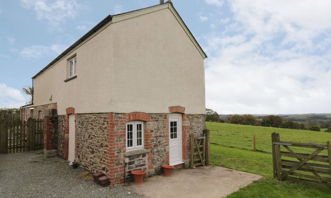 Lifton Cottage | LANGHAM HOUSE COTTAGE, pet friendly, luxury holiday cottage in Lifton