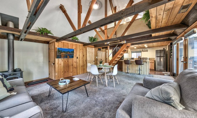 South Lake Tahoe House | Larch Chalet- 1BR, 1BA 2 Min to Heavenly, Hot Tub