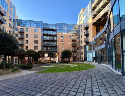 Sheffield City Centre Apartment | Large 2 Bed, 2 Bath, Free Parking & WiFi
