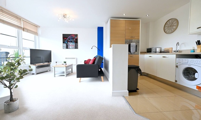 Rushmoor District Apartment | Large 2 BR Flat High Spec Free Parking - Perfect for Contractors