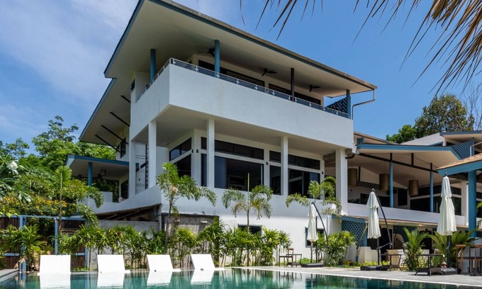 Ko Lanta Apartment | Large 3 bedroom penthouse apt. in Long Beach with seaview