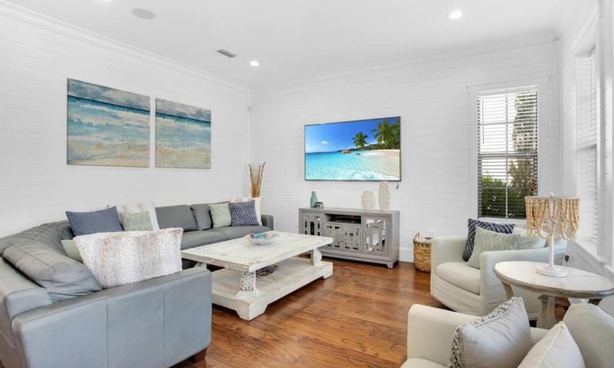 Villa Lago House | Large 4 bedroom with bunk room and 2 golf carts!