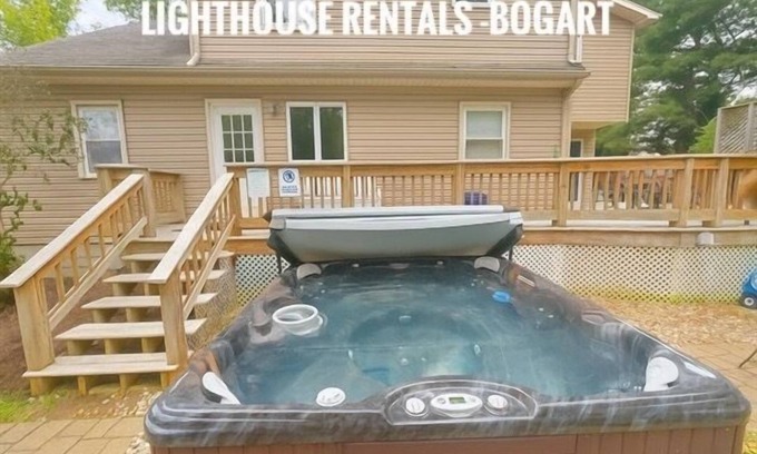 Huron House | Large 5BR Home Sleeps 16! Hot Tub!