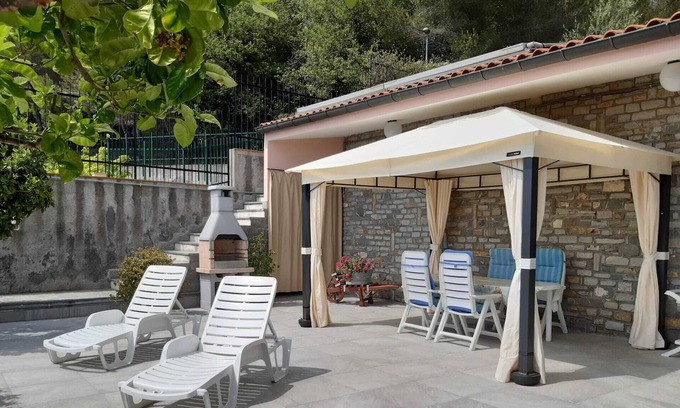Artallo Apartment | Large apartment in detached villa, garden, sea view, parking, WiFi