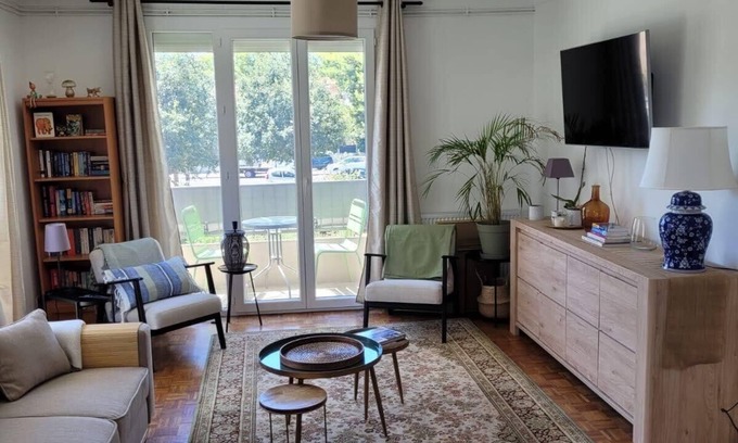 Les Platanes Apartment | Large bright apartment - beside park.