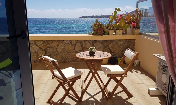 Le Ricanto Apartment | Large bright studio with terrace on the beach with sea and city view