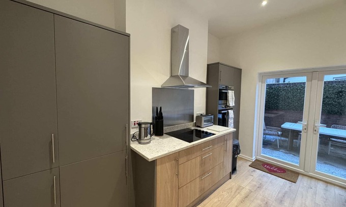 Liverpool House | Large central modern house w/parking, 5 big bedroom, FREE Parking, Outdoor space