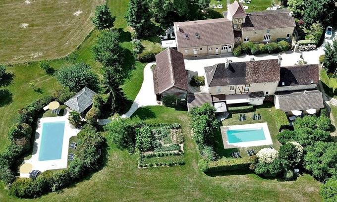 Sarlat-la-Caneda Historic Center Cottage | Large comfortable cottage (4 *) with terrace, garden and private heated pool.