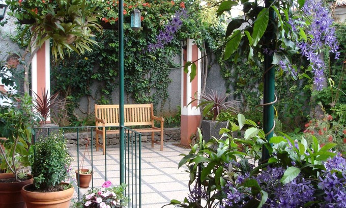 Se Villa | Large comfortable Villa, secluded garden, easy walking to town centre.