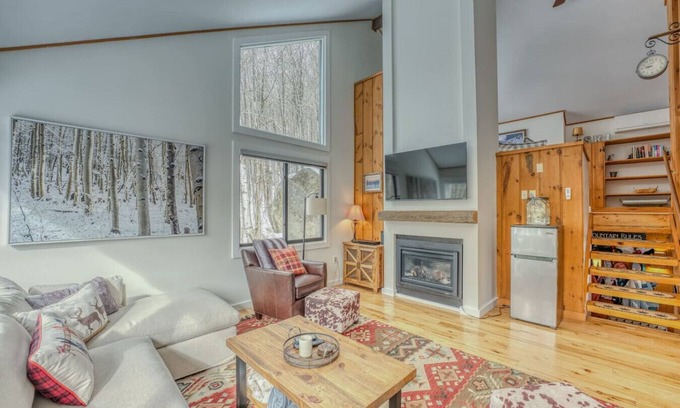 Lincoln House | Large Condo across the street from Loon Mountain!