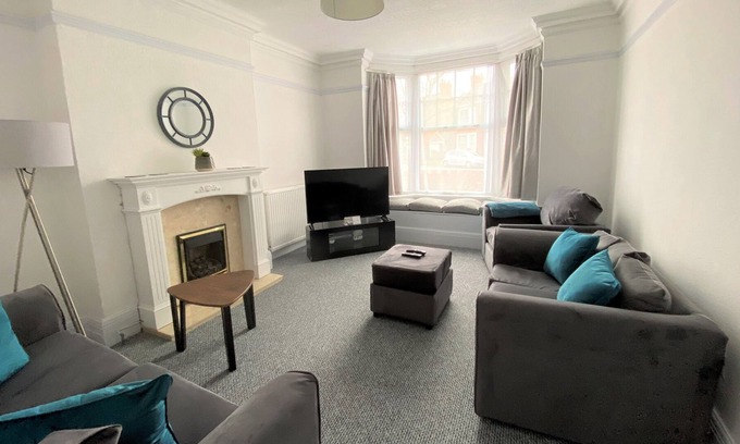 Wellingborough House | Large Detached Property sleeping up to 6 contractors or family groups of 9