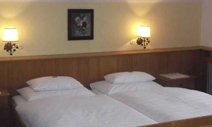 Mondsee Apartment | large double room No. 20 with balcony - Hotel Garni Stabauer