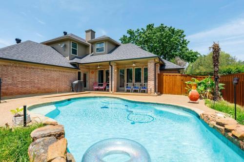 Keller House | Large Executive Family Home with Pool near DFW Airport