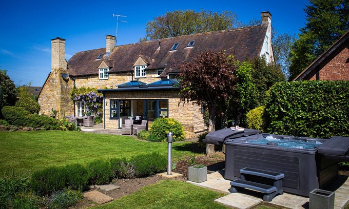 Sedgeberrow Cottage | Large family and dog friendly Manor House with hot tub - sleeps 10 guests in 5 bedrooms