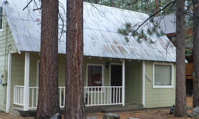 Bijou Pines Cabin | Large family cabin close to everything!