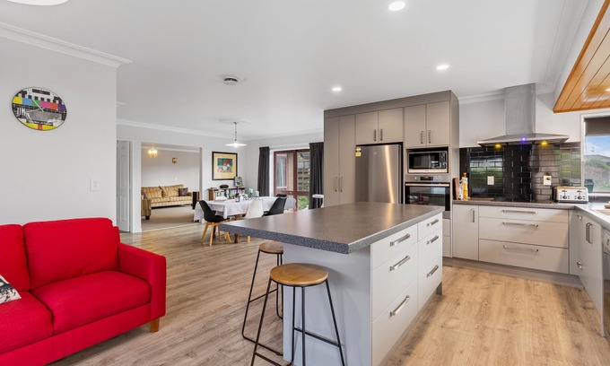 Mount Maunganui House | Large Family Home in quiet Reilly Ave, bring the family dog. Walk to beach.