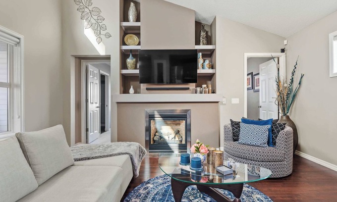 Calgary House | Large Family Home w Kid's Play Tent! By Airport FREE Banff Pass Wine Gym