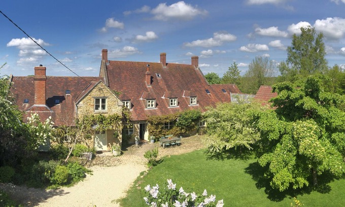 Blackford House | Large gentrified farmhouse nr trendy Bruton, 8 bedrooms, wild swimming, sauna.