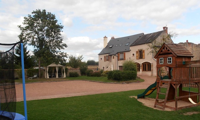 Decize Cottage | Large gîte in wooded grounds close to town center